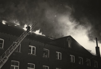 5.838c 24 -03-1969.; Brand in St.Christoffelhuis, brandend dak