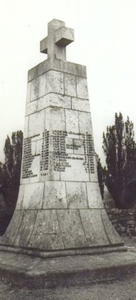 53.602 Monument op het kerkhof Tussen de bergen voor de slachtoffers van de oorlog 1940/45