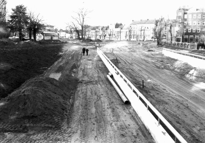 67.233b De straat bij aanleg van de tunnel.