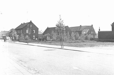 110.204a De aan de westzijde gelegen panden nabij braakliggend terrein op de hoek Broekhin-Wilhelminalaan.