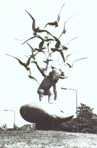 13.826 Monument met meeuwen van Dolf Wong