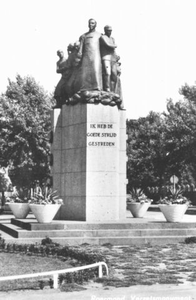 14.522a Verzetsmonument op het plein (ontwerper Charles Vos te Maastricht)