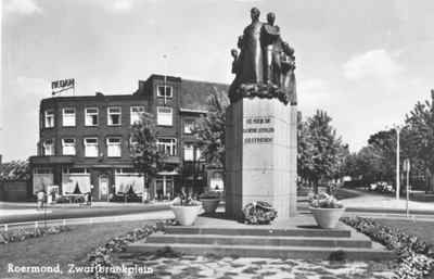 14.522d Verzetsmonument op het plein (ontwerper Charles Vos te Maastricht)