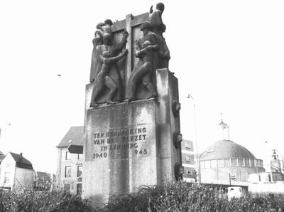 14.525 Verzetsmonument op het plein (ontwerper Charles Vos te Maastricht)