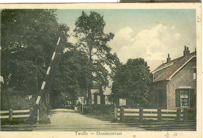 GAV-PK-Tw-113 Twello; Domineestraat; Spoorwegovergang; Richting Rijksstraatweg, 1930 - 1936