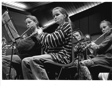 GAV-F-W-0180 Jeugdige fluitisten tijdens het jaarlijkse concert van de harmonie Sint Caeciliae uit Twello.