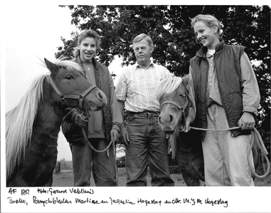 GAV-F-W-0294 Martine (links), Jacqueline en voorzitter Rinus Hoogeslag van de jubilerende afdeling Shetland Ponyclub ...