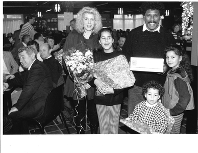 GAV-F-W-0376 Tabitha Ngutra (centraal op de foto) met haar ouders, Annelies en Harry en zusje Kiruna en broertje ...