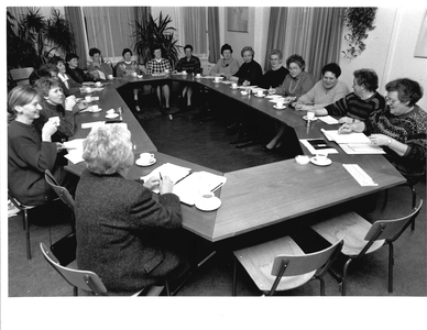 GAV-F-W-0389 Ronde tafelbijeenkomst van de Voorste Vrouwenraad, die een einde moest maken aan de bestuurscrisis, wat ...