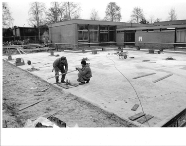 GAV-F-W-0464 Bouwvakkers zijn bezig met de bekisting voor de fundering van de uitbreiding van de R.K. basisschool De ...