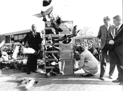 GAV-F-W-0969 Mevrouw Van Blommestein laat duiven los bij het gemeentehuis in Twello tijdens de viering van ...