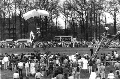 GAV-F-W-0970 Drie parachutespringers springen het Koninginnedag feest open op het terrein achter de sporthal in Twello. ...