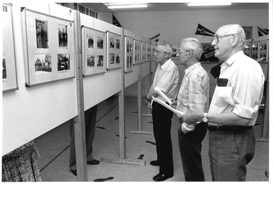 GAV-F-W-1052 Bezoekers bekijken de tentoonstelling over de tweede wereldoorlog in de voormalige school het Kwetternest ...