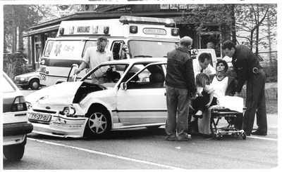 GAV-F-W-1156 Politieagenten en ambulancepersoneel bij een door een ongeval op de Rijksstraatweg in Twello ter hoogte ...
