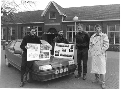 GAV-F-W-1195 Bert van Dijk, Harm Groen, Jan Schreurs en Gerrit ten Burg (van links naar rechts) poseren bij een auto ...