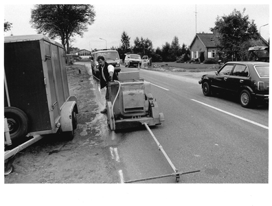GAV-F-W-1214 Het slijpen van het asfalt aan de Molenstraat in Twello. Op de achtergrond het autobedrijf van Spijkerbosch.