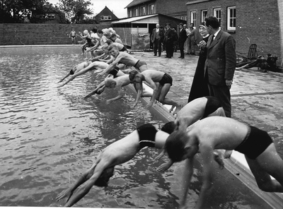 GAV-F-W-1441 Jongens en meisjes nemen een duik in het nieuwe openluchtbad van de Sint Martinusschool aan de Kerklaan in ...