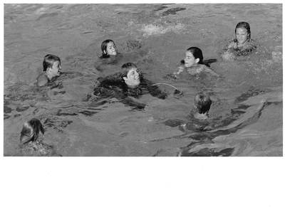 GAV-F-W-1482 Kinderen met hun juf Anita in het water van zwembad De Schaeck aan de Veenhuisweg in Twello.