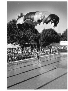 GAV-F-W-1483 Parachutiste Anita von Ugen landt in het zwembad De Schaeck aan de Veenhuisweg in Twello bij de opening ...