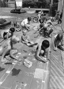 GAV-F-W-1518 Kinderen tekenen met stoepkrijt op de tegels bij de Eerste Twellose Speeltuin Vereniging (E.T.S.V.) aan de ...