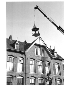GAV-F-W-1579 De torenspits van het voormalige postkantoor aan de Domineestraat in Twello hangt in de kraan van ...