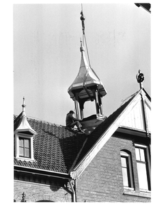 GAV-F-W-1580 De torenspits van het voormalige postkantoor aan de Domineestraat in Twello wordt met hulp van een ...