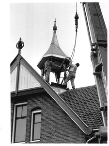 GAV-F-W-1581 De torenspits van het voormalige postkantoor aan de Domineestraat in Twello staat op zijn plek.De mannen ...