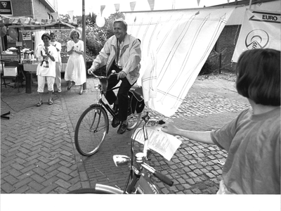 GAV-F-W-1612 De C.D.K van Gelderland de heer J. Terlouw trapt de fietstocht af voor Amnestij Internationaal in Twello.