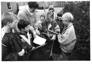 GAV-F-W-1700 Leerlingen van groep 5 en 6 van de lagere school uit Terwolde bezig met het verzamelen van zwerfvuil.