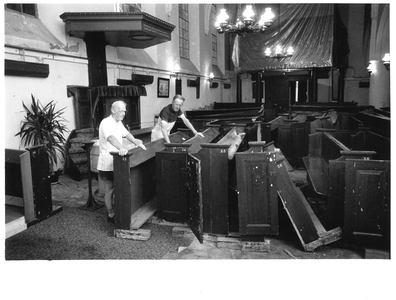 GAV-F-W-1758 Vrijwilligers van links naar rechts R. Nikkels en J. Aalpoel verwijderen de banken uit de N.H.kerk in ...