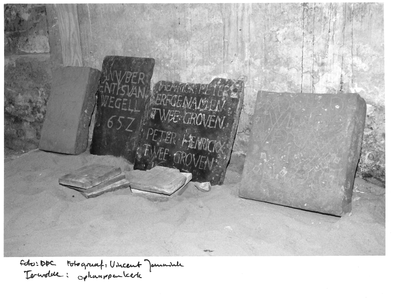 GAV-F-W-1763 Graf en altaarstenen opgegraven in de N.H. kerk in Terwolde tijdens de restauratie.