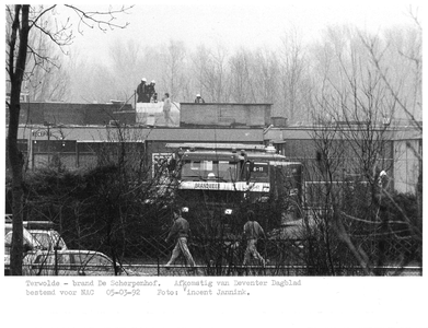 GAV-F-W-1828 Brandweerlieden op het dak aan het blussen van het pand waar de bowlingenbanen in zijn gehuisvest bij de ...