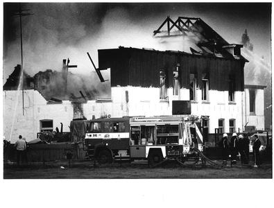 GAV-F-W-1832 Uitslaande brand bij het sloopbedrijf van Evers aan de Twelloseweg in Terwolde.