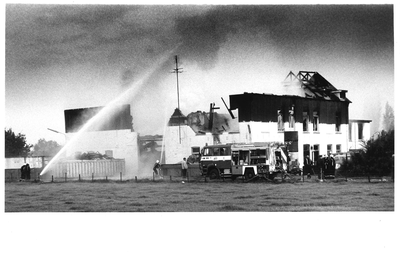 GAV-F-W-1833 Uitslaande brand bij het sloopbedrijf van Evers aan de Twelloseweg in Terwolde. Links met het waterkanon ...