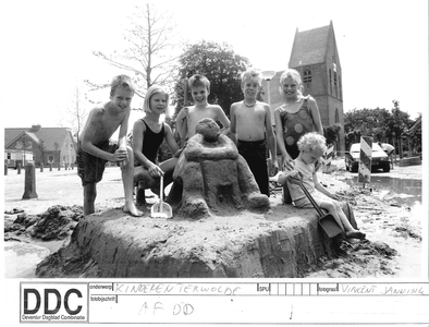 GAV-F-W-1867 Kinderen uit Terwolde hebben het beeld De Rustende Landman van zand nagemaakt