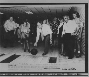 GAV-F-W-1963 Loco burgemeester H. Balster van de gemeente Voorst opent de vernieuwde bowlingbaan van recreatiecentrum ...
