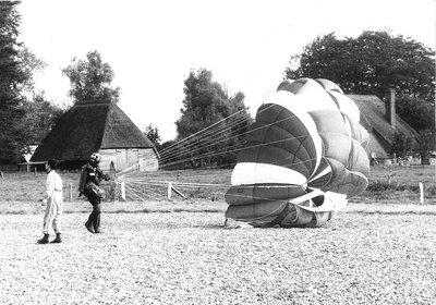 GAV-F-W-1974 De parachutist landt in de grindbak bij de clubkampioensschappen op vliegveld Teuge aan De Zanden. Op de ...