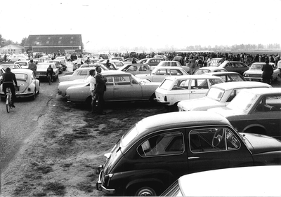GAV-F-W-1975 Een vol weekend op de parkeerplaatsen auto's en op de fiets bij de clubkampioensschappen parachutespringen ...