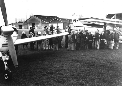 GAV-F-W-1982 Kinderen krijgen uitleg op het vliegveld Teuge aan De Zanden in Teuge.