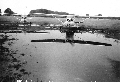GAV-F-W-1988 De vliegtuigen staan bijna met hun wielen in het water bij vliegveld Teuge aan De Zanden in Teuge.