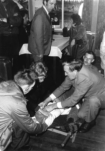 GAV-F-W-1998 Man kijkt hoe de anderen het slachtoffer helpen bij de middag rampspoed op vliegveld Teuge aan De Zanden ...