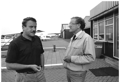 GAV-F-W-2026 Voor het luchthavenkantoor van vliegveld Teuge aan De Zanden staan links de heer H.J. Verbeek en S. van Roon.