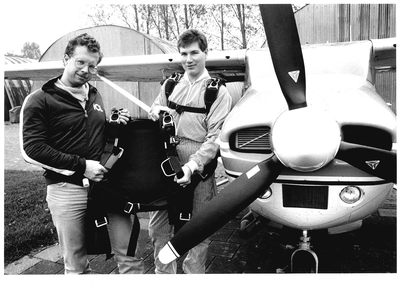 GAV-F-W-2053 Ad de Jong (links) en Arnold Collenteur tonen het pakketje parachutes met de snel te ontkoppelen ringen ...