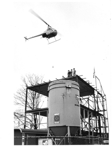 GAV-F-W-2076 De helicopter brengt pannenchampagne naar de bouwvakkers wegens het bereiken van het hoogste punt bij de ...