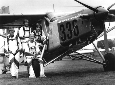 GAV-F-W-2086 Het parateam van Jan Poot bij het paravliegtuig op vliegveld Teuge. Van links naar rechts Jan Beumer , ...