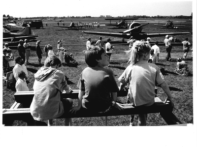 GAV-F-W-2091 Vanaf het klimrek had de jeugd een goed uitzicht over de op het vliegveld Teuge opgestelde oude vliegtuigen.