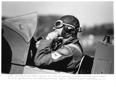 GAV-F-W-2092 De meeste piloten waren geheel in stijl gekleed tijdens de fly-inn van oude vliegtuigen op vliegveld Teuge.