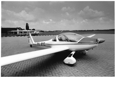 GAV-F-W-2095 Een tweezits motorzwever op vliegveld Teuge.