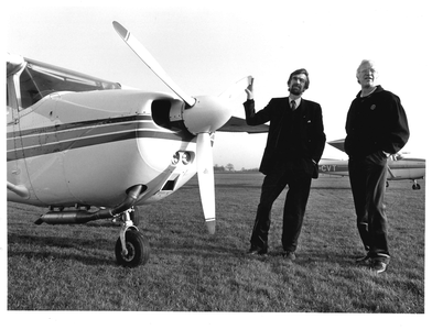 GAV-F-W-2097 Een stil vliegtuig op vliegveld Teuge. Eigenaar Peter de Haan (links) en piloot Jan van Ee.