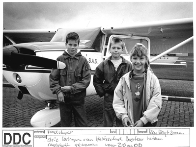 GAV-F-W-2098 Drie leerlingen van de basisschool in de Boerhaar hebben een rondvlucht gewonnen , van links naar rechts ...